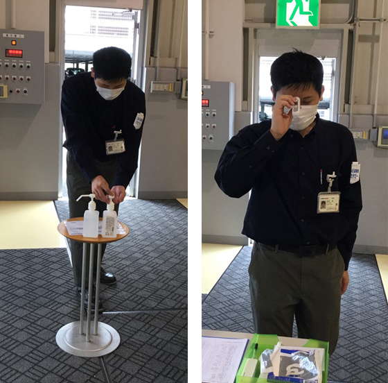 手指の消毒と検温の様子